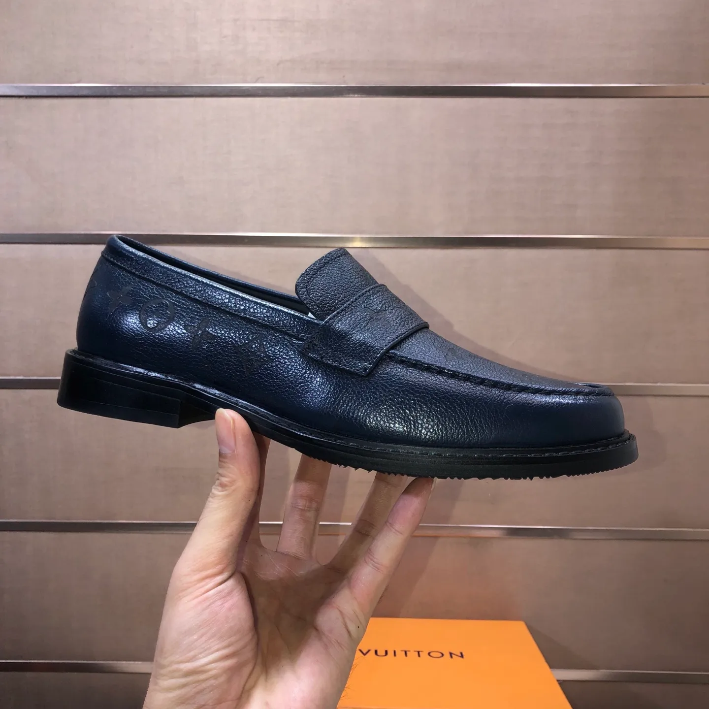 Men's men's shoes💰460💰【LV】(sheepskin lining) formal men's shoes! The high-end formal wear style is luxurious and elegant, with both practicality and style. We pay special attention to quality and details. The original version at the counter is 1:1 ultra-accurate replica👍🏻 The shoe last, leather, workmanship and comfort are not inferior! Material: imported cowhide upper, soft first layer of sheepskin! Code number: 38-45 (45 customized)